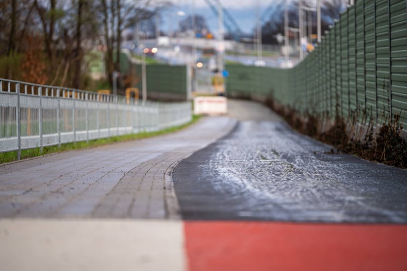 Przybywa asfaltu na kolejnych odcinkach drogi rowerowej na alei Wielkiej Wyspy.